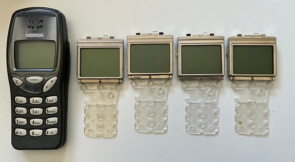 Nokia 3210 puhelin ja neljä näyttö