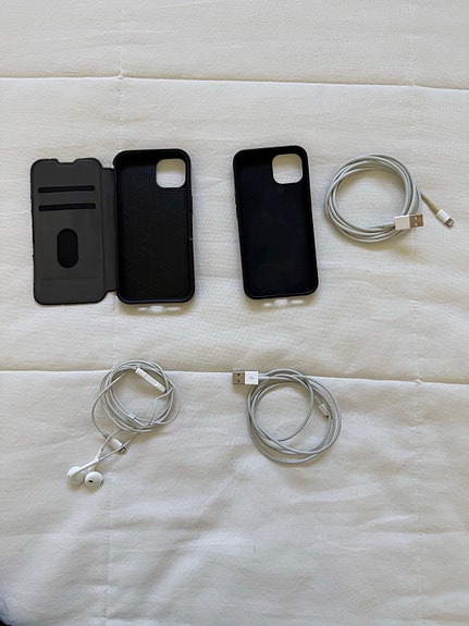 Iphone 13 puhelimen tarvikkeita, lompakkokuoret ja suojakuori yms.
