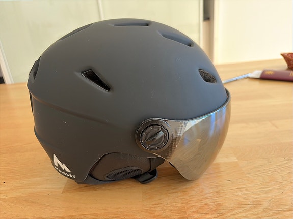 McKinley laskettelukypärä M musta visiirillä