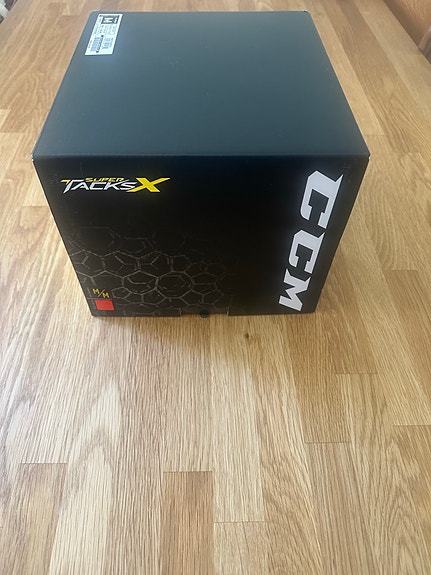 CCM Tacks X jääkiekkokypärä M punainen