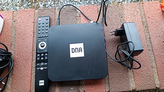 DNA digiboksi ja kaukosäädin