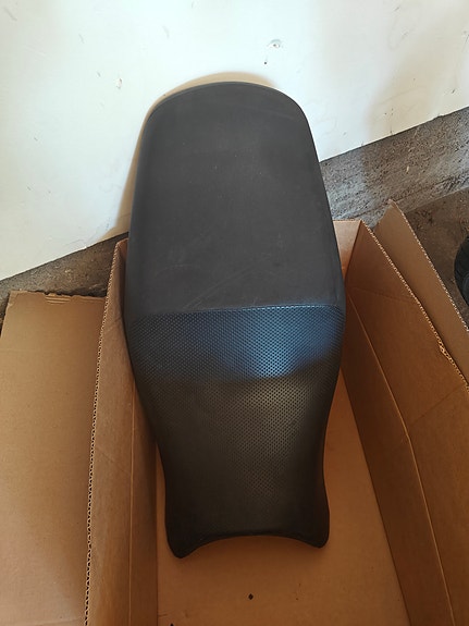 Suzuki bandit moottoripyörän istuin musta