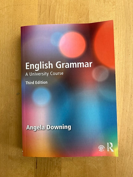 English Grammar A University Course -kirja (Angela Downing)