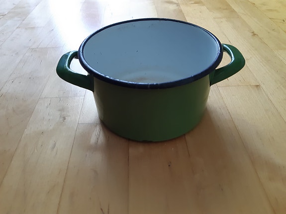 Vihreä emalikulho