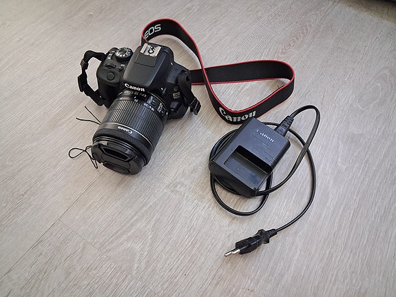 Canon EOS 100D järjestelmäkamera Canonin 18-55mm objektiivilla