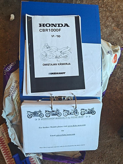 Honda cbr1000f manuaali