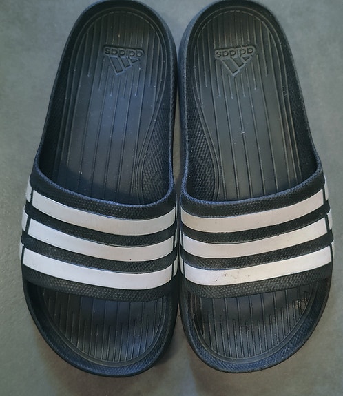 Adidas-sandaalit