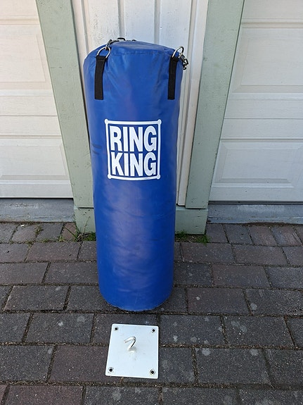 Ring King nyrkkeilysäkki 30kg ja kattokiinnike
