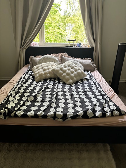 IKEA sängynrunko 160x200 musta