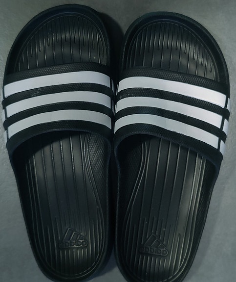 Adidas-sandaalit