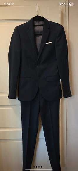 Nuoren slim fit -mallinen puku koko 42