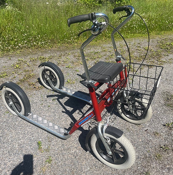 Tuplapotku rollaattori