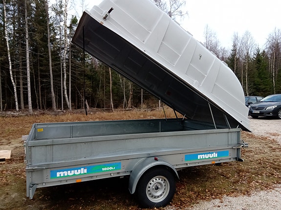 Muuli 1800LJ peräkärry kuomulla ja lisälaidoilla