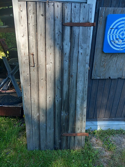 Vanha puinen ovi  vaikka  pöydäksi