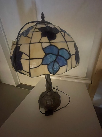 Tiffany-tyylinen pöytävalaisin