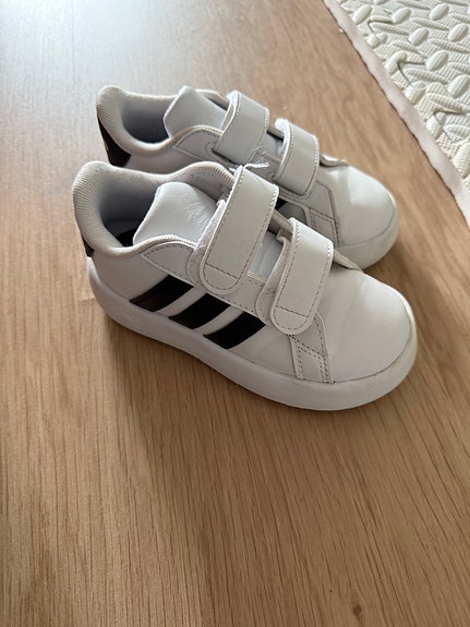 Adidaksen lasten kengät, koko 26