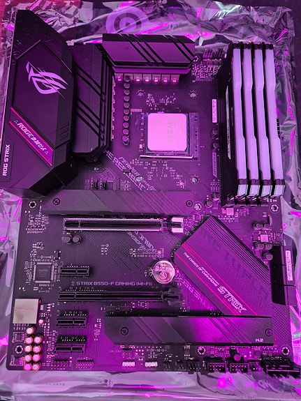 emolevy, prosessori ja välimuistit (RAM ddr4)