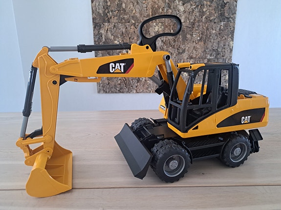Uudenveroinen Bruder CAT iso kaivinkone