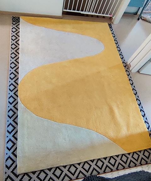 Keltainen tuftattu matto