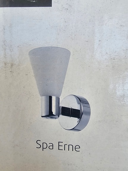 Cello Spa Erne kylpyhuone seinävalaisin