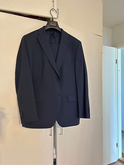 Turo Tailor tummansininen miesten puku & valkoinen kauluspaita