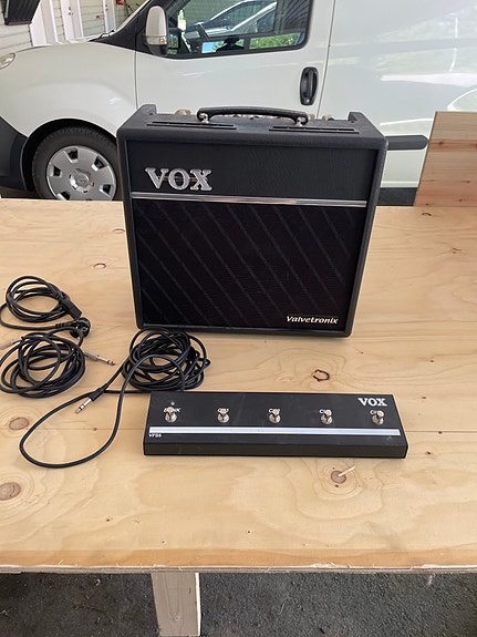Vox Valvetronix -kitaravahvistin ja Vox VFS5 -jalkakytkin