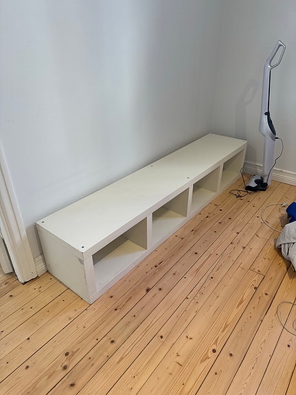 Annetaan pois tv taso/ kirjahylly