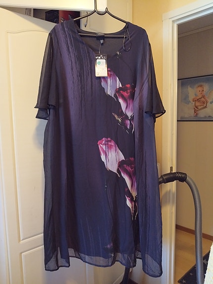 Tumman violetti mekko