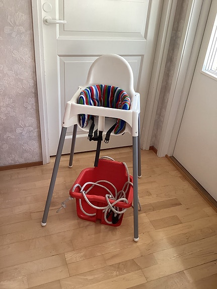 IKEA syöttötuoli ja Plaston vauvakeinu