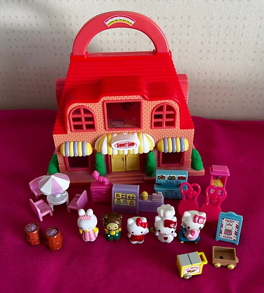 Hello Kitty Sweet Shop -talo, hahmot ja tarvikkeet