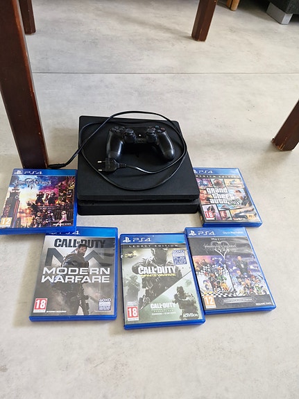PlayStation 4 konsoli ja pelejä