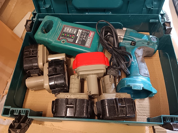 Makitan porakone 12 V + 5 akkua..
