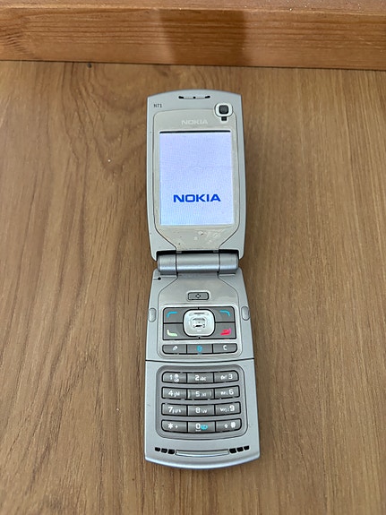 Nokia N71 simpukkapuhelin / läppäpuhelin