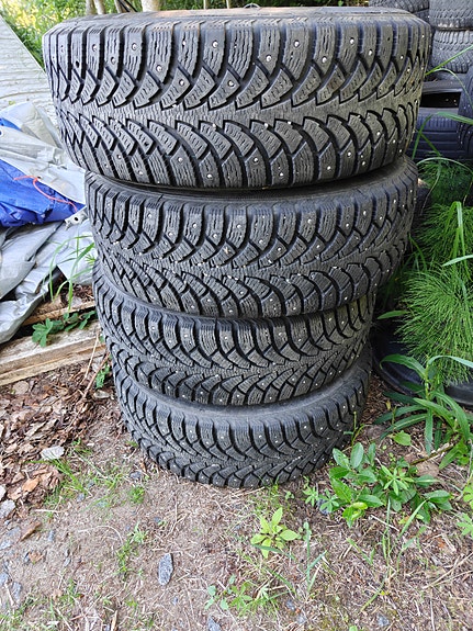 Nastarenkaat alumiinivanteilla 15"