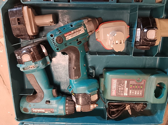 Makitan 12 V porakoneet + 5 akkua ja laturi..