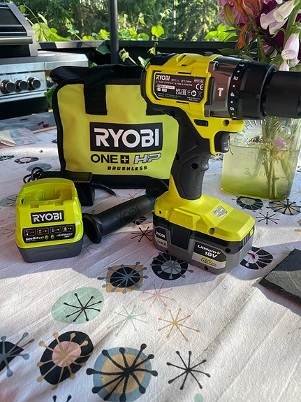Ryobi One+ porakone akulla