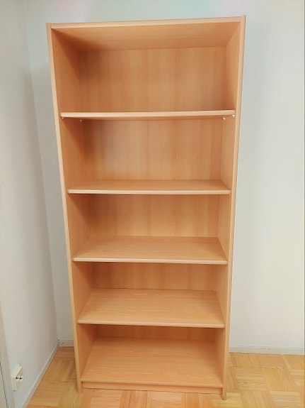 Myydään kirjahylly