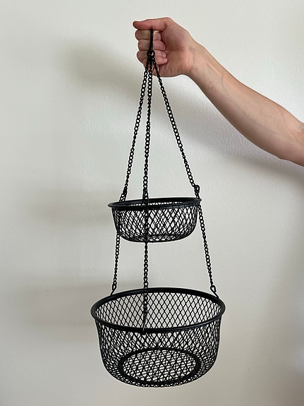 Metallinen musta riippuva hedelmäkori