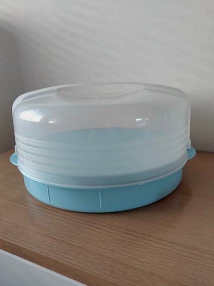 Tupperware kakkukupu välipohjalla