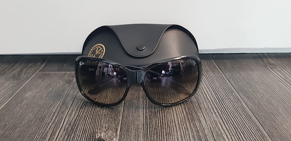 Ray-Ban aurinkolasit.