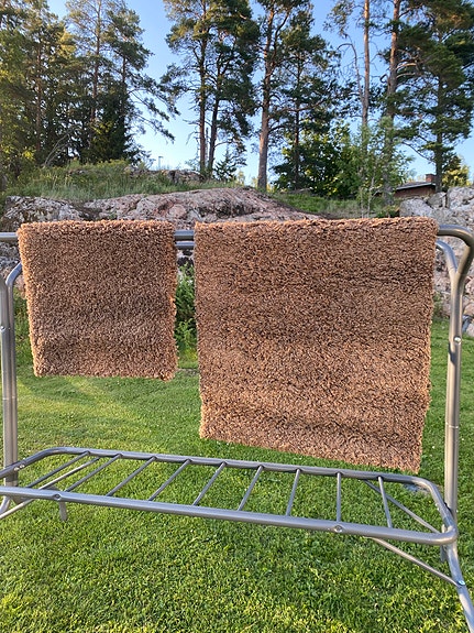 Mummolan karvamattoja, väri ruskea, koko kuvassa isompi 80cm x 160cm