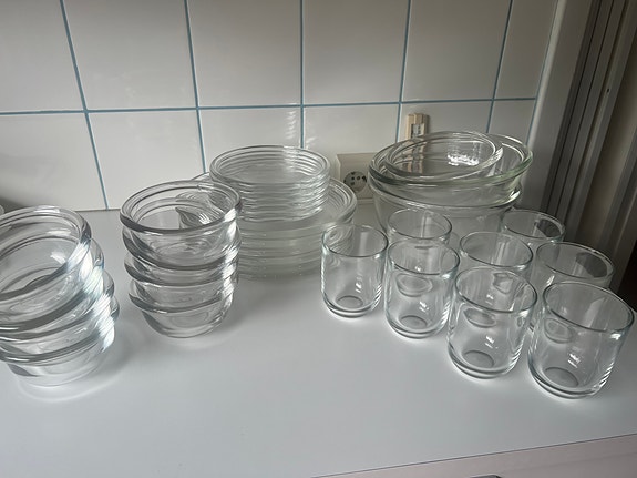 Lasiset lautaset, lasit, jälkiruokakulhot ja isommat kulhot keittiöön.
