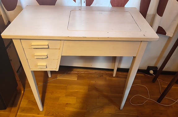 Vanha ompelukone pöytä