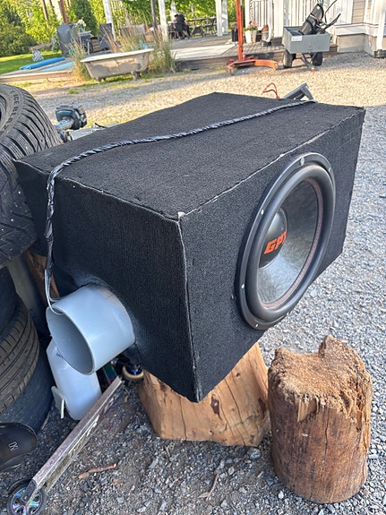 Auton subwoofer kotelolla ja vahvistimella
