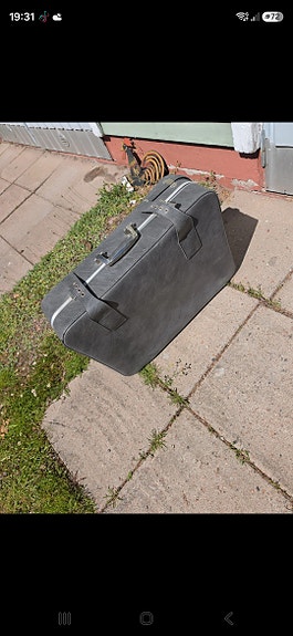 Harmaa retro matkalaukku