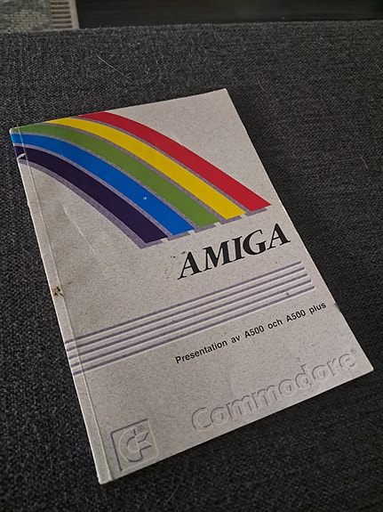 Amiga 500 plus esite ruotsinkielinem