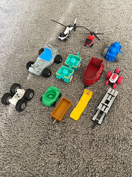 Leluautot ja ajoneuvot pakettina (mm. Plasto ja Lego Duplo yhteensopivat)