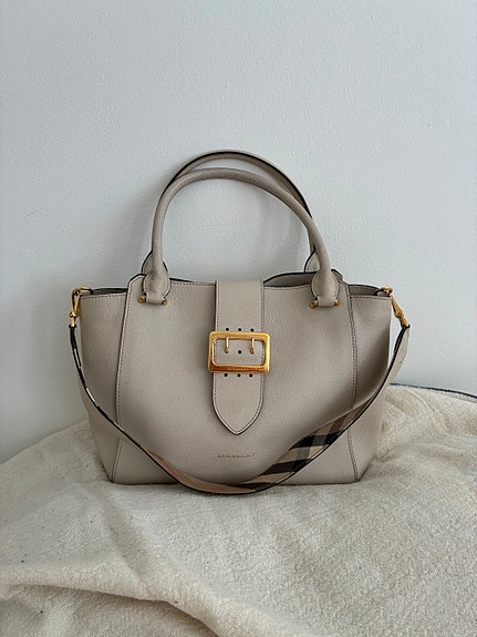 Burberry nahkalaukku olkahihnalla