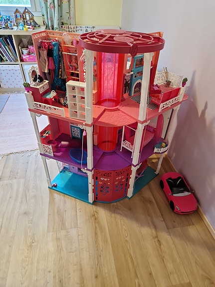 Barbie-talo + avoauto