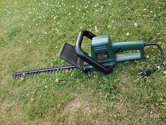 Sähkökäyttöinen pensasleikkuri